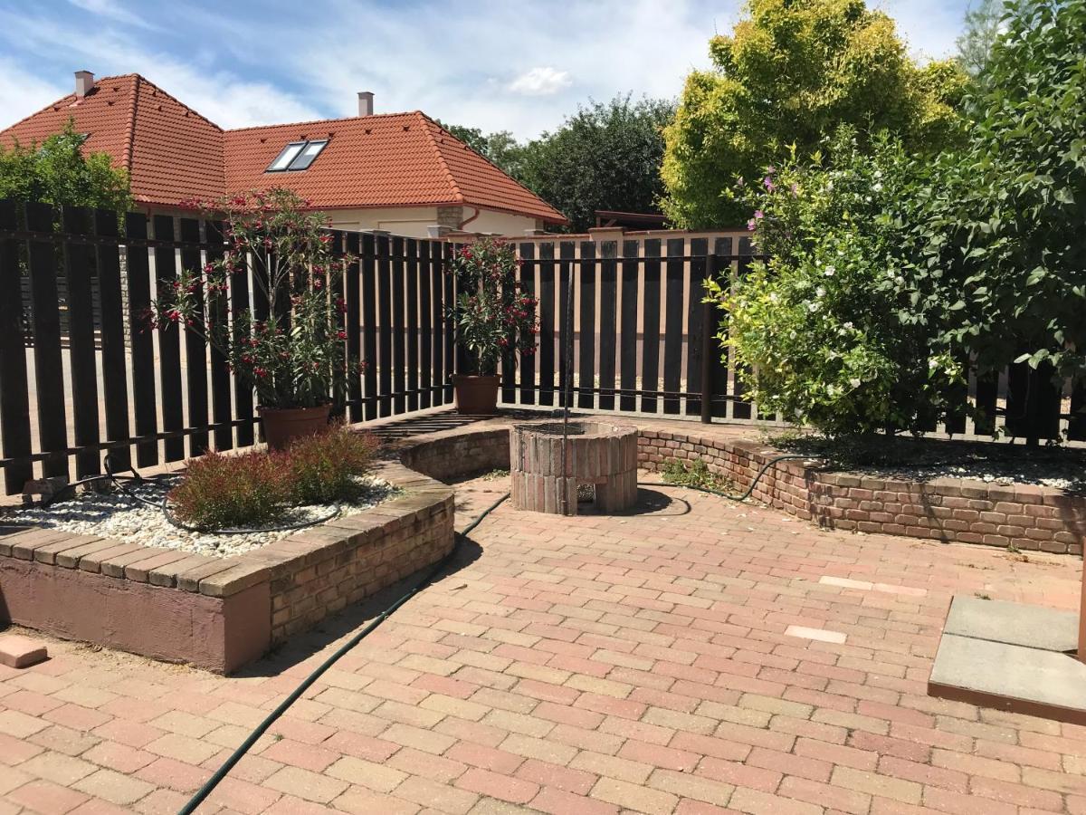 Márta Apartman Balatonalmádi Esterno foto