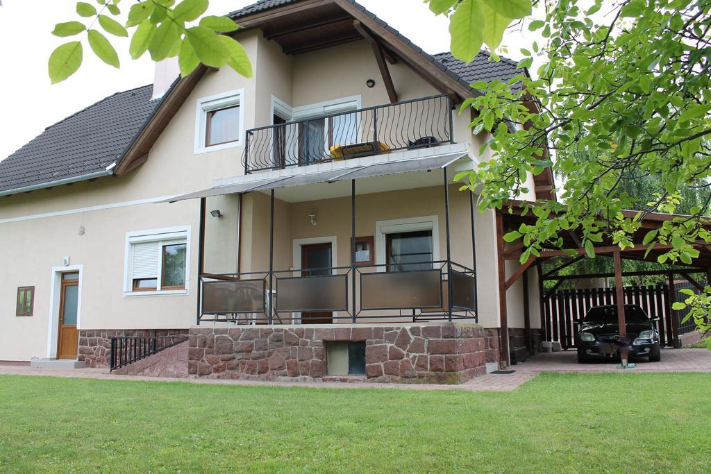 Márta Apartman Balatonalmádi Esterno foto